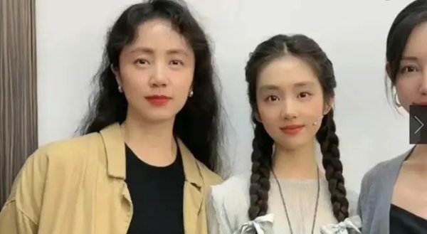 迎客松配资 黄多多穿印花长裙出镜，身材纤细，淑女范十足！